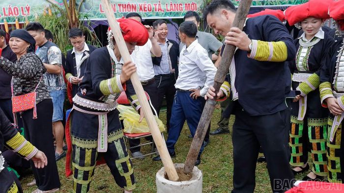 Nhịp chày đều tay là bí quyết để hạt cốm dẹt, dẻo và giữ được hương thơm tự nhiên của lúa nếp non.