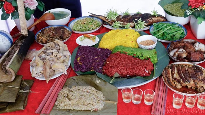 Mâm ẩm thực được trình bày công phu, giới thiệu những món ăn đặc trưng gắn với đời sống và sản vật địa phương.