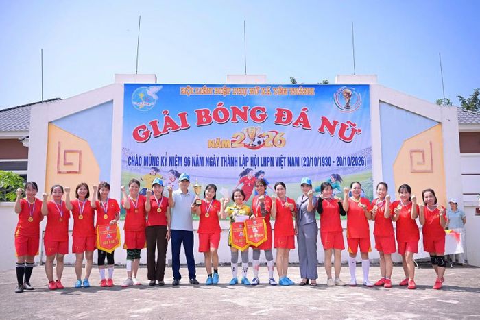 Đội bóng đá nữ Trường Mầm non Yên Thành xuất sắc giành giải vô địch