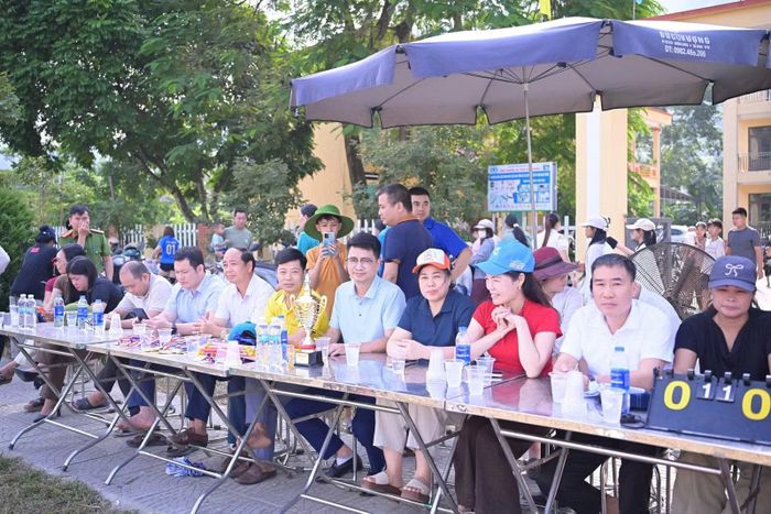 Giải bóng thu hút đông đảo khán giả đến theo dõi, cổ vũ