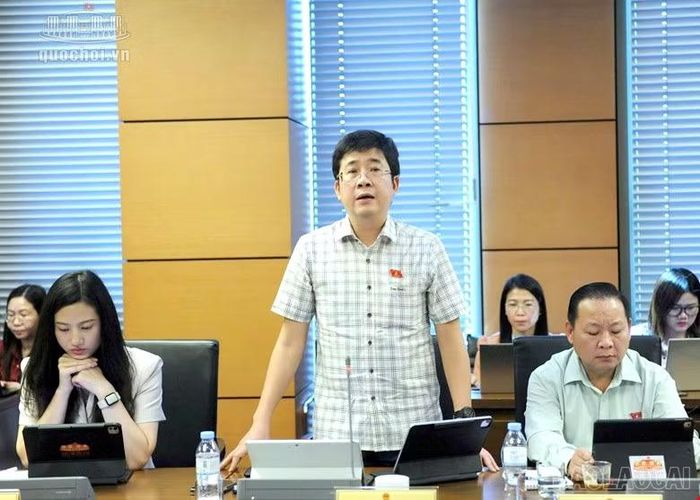 Đại biểu Nguyễn Thành Trung - Đoàn đại biểu Quốc hội tỉnh Lào Cai phát biểu thảo luận tại tổ.