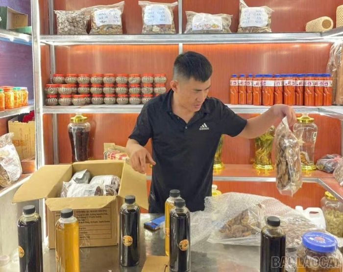 Anh Nguyễn Trung Thành - xã Mù Cang Chải giới thiệu sản phẩm mật ong rừng