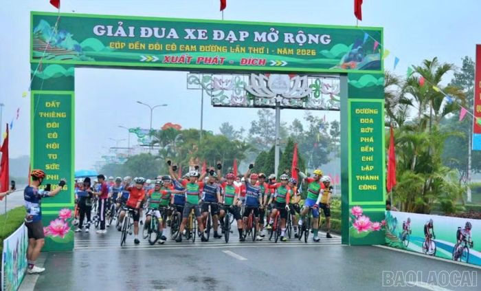 Các vận động viên xuất phát với tinh thần quyết tâm cao và đoàn kết.