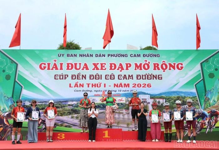 Trao các giải cá nhân nữ.