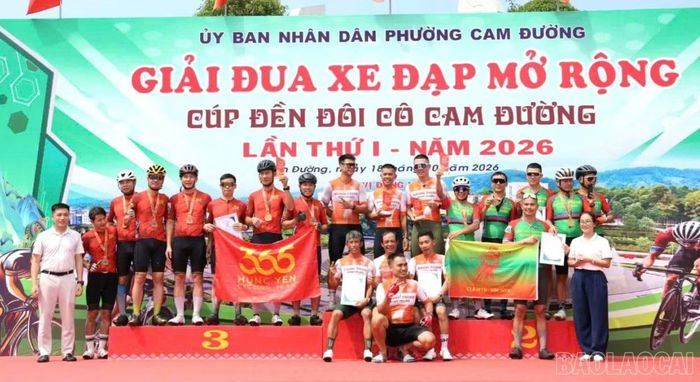 Trao giải các nội dung đồng đội nam.