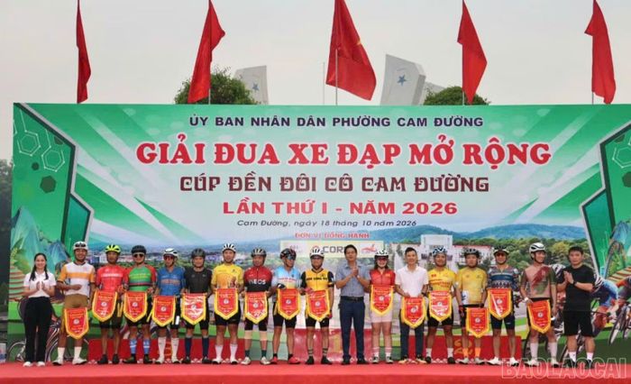Trao cờ lưu niệm cho các đoàn tham gia giải.