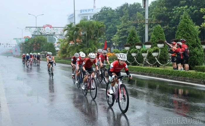 Dù buổi sáng trời mưa nhưng các vận động viên đã nỗ lực tranh tài đầy quyết tâm.