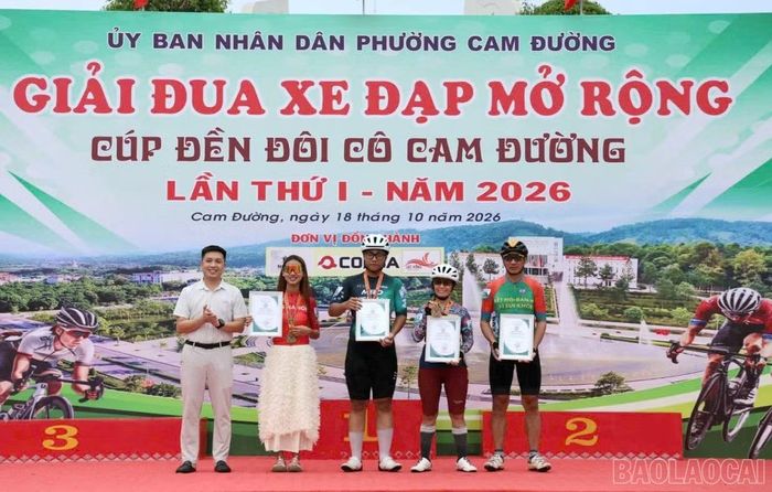 Trao giải chuyên đề cho các vận động viên.