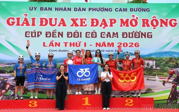 Trao giải các nội dung đồng đội nữ .