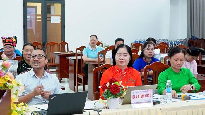 Các thí sinh tự tin bảo vệ ý tưởng, làm rõ phương án tổ chức sản xuất, kinh doanh trước Ban Giám khảo.
