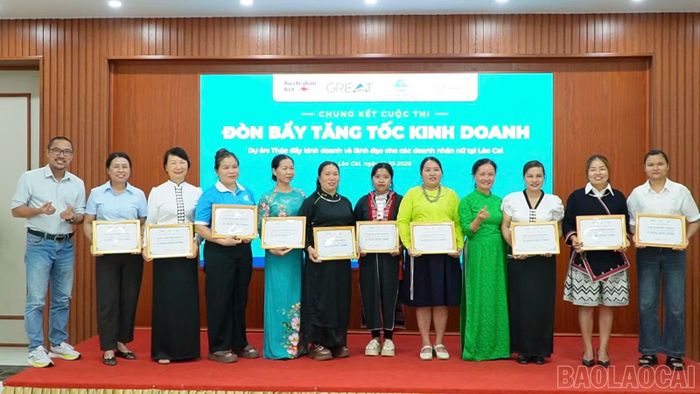 Ban Tổ chức trao giải cho các đội thi.