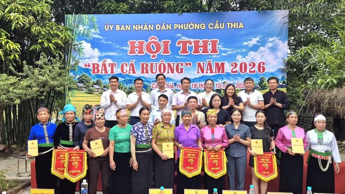 Ban tổ chức trao giải và chụp ảnh lưu niệm cùng các đội thi.