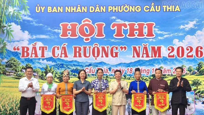 Ban tổ chức trao cờ lưu niệm cho các đội thi.