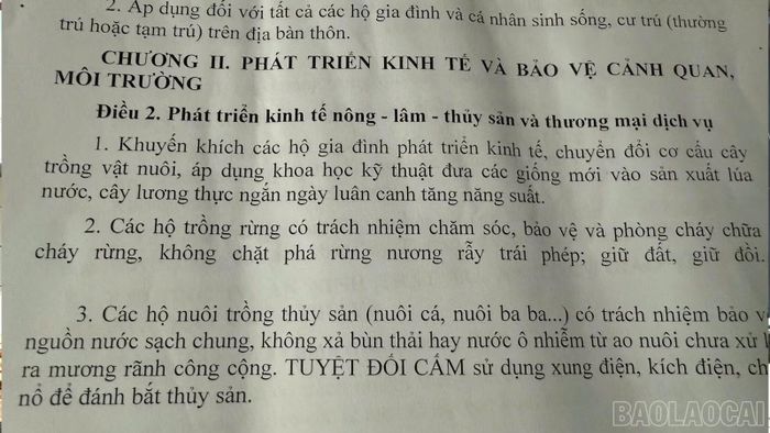 Các thành viên Chi bộ thôn Cướm, xã Thượng Bằng La rà soát kỹ từng điều khoản của hương ước.