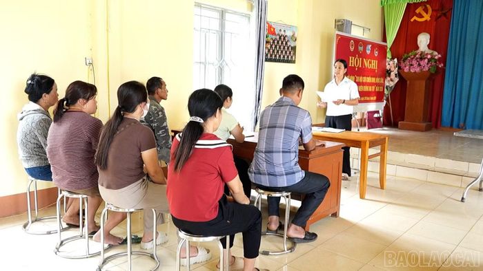 Chi bộ thôn Cướm sau sáp nhập họp rà soát điều chỉnh hương ước