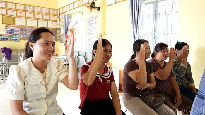 Chi bộ thôn Cướm biểu quyết thông qua hương ước mới.