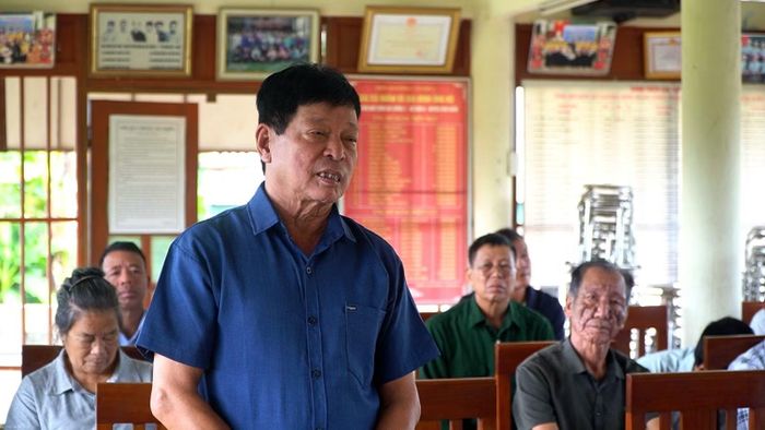 Đảng viên Chi bộ thôn Ao Luông, xã Liên Sơn thảo luận việc rà soát, xây dựng hương ước.