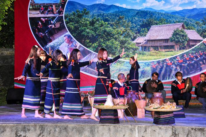 Tiếng cồng chiêng vang lên rộn rã trong ngày lễ hội, góp phần làm nên bản sắc văn hóa truyền thống của người Êđê ở buôn Buôr, xã Cư Jút