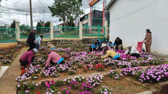 Các tầng lớp Nhân dân trên địa bàn xã Lạc Dương tích cực trồng và chăm sóc khuôn viên hoa