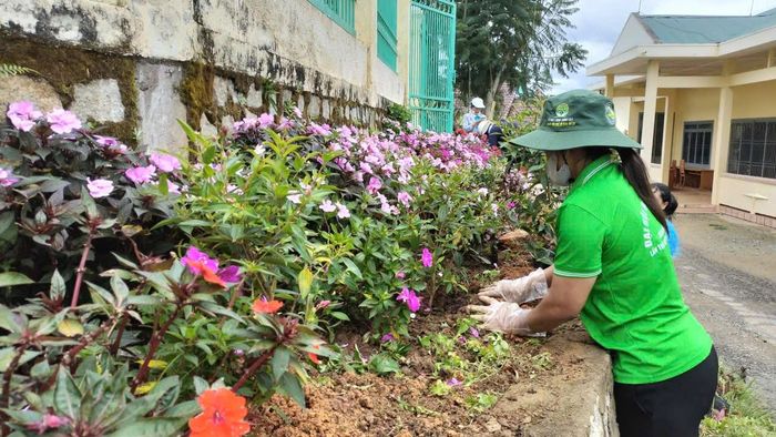 Phong trào “Người người trồng hoa, nhà nhà trồng hoa, cây xanh chào mừng Festival Hoa Đà Lạt lần thứ XI năm 2026” được các cơ quan, đơn vị trên địa bàn xã đẩy mạnh thực hiện