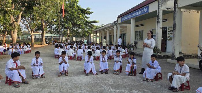 Cô giáo Mai Hiền cùng học sinh tham gia buổi sinh hoạt ngoại khóa