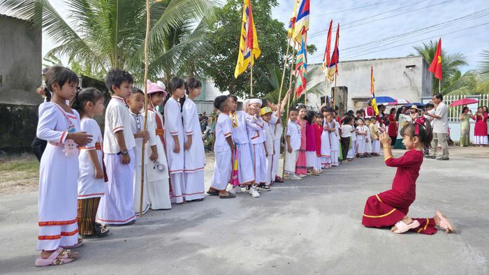 Từ sự vận động của cô giáo Mai Hiền, các phụ huynh đã mua trang phục truyền thống cho con em mình, tham gia lễ hội truyền thống của đồng bào