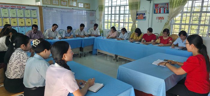 Tập thể giáo viên Trường Tiểu học Hàm Thuận Bắc sinh hoạt chuyên môn