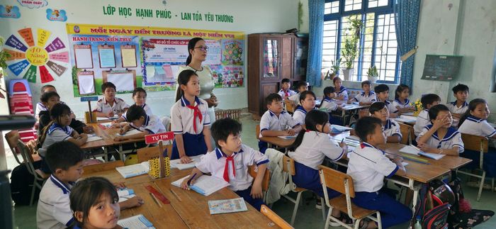 Cô giáo Thông Thị Mai Hiền hướng dẫn học sinh thảo luận