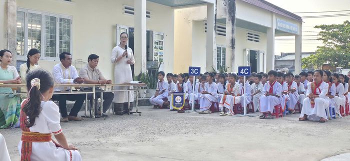 Cô giáo Mai Hiền phát biểu, dặn dò học sinh trong buổi sinh hoạt dưới cờ đầu tuần