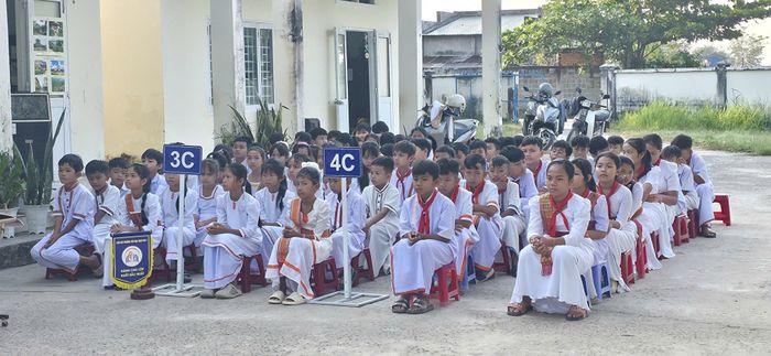 Học sinh Trường Tiểu học Hàm Thuận Bắc - điểm trường Hàm Phú 1 trong trang phục truyền thống dân tộc Chăm tham dự buổi sinh hoạt dưới cờ
