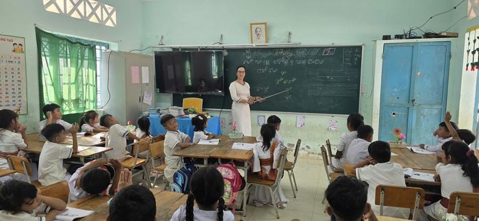 Cô giáo Thông Thị Mai Hiền dạy tiếng Chăm cho học sinh, góp phần gìn giữ và phát huy bản sắc văn hóa dân tộc