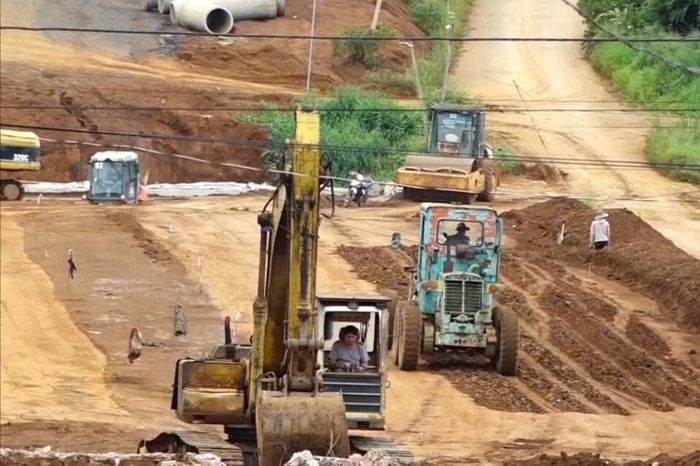 Tuyến đường nối Quốc lộ 14 với Tỉnh lộ 683, đi qua trung tâm hành chính mới của xã Thuận An có tổng mức đầu tư 110 tỷ đồng đang được đẩy mạnh thi công