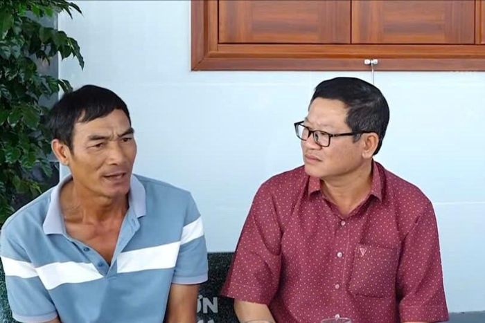 Phó Bí thư Đảng ủy, Chủ tịch UBND xã Thuận An, ông Phan Bá Tịnh (áo đỏ bên trái) vận động người dân trong vùng dự án ủng hộ chủ trương của Đảng, Nhà nước, chính quyền địa phương