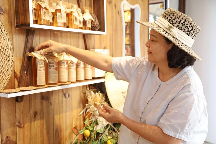 Bà Đặng Thị Thu Vân, phường Xuân Hương - Đà Lạt đa dạng các sản phẩm từ hồng như: rượu hồng, hồng treo gió, hồng lắc xí muội...
