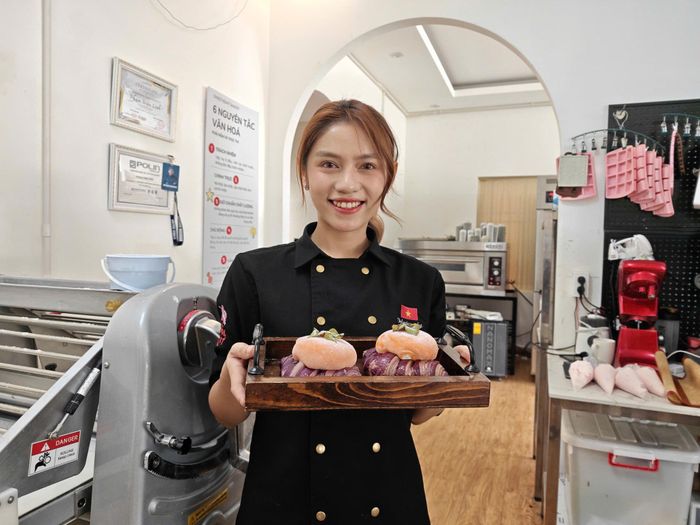 Một tiệm bánh tại phường Xuân Hương - Đà Lạt làm sản phẩm croissant mochi trái hồng