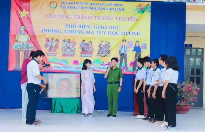 Vở kịch “Cạm bẫy” do học sinh Trường THPT Nguyễn Văn Linh biểu diễn