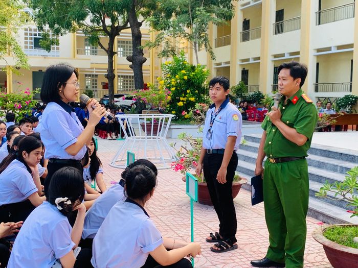 Học sinh trả lời câu hỏi của báo cáo viên