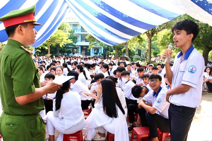 Học sinh trả lời câu hỏi của báo cáo viên