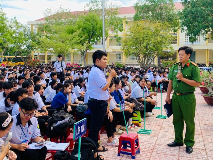 Học sinh trả lời câu hỏi của báo cáo viên