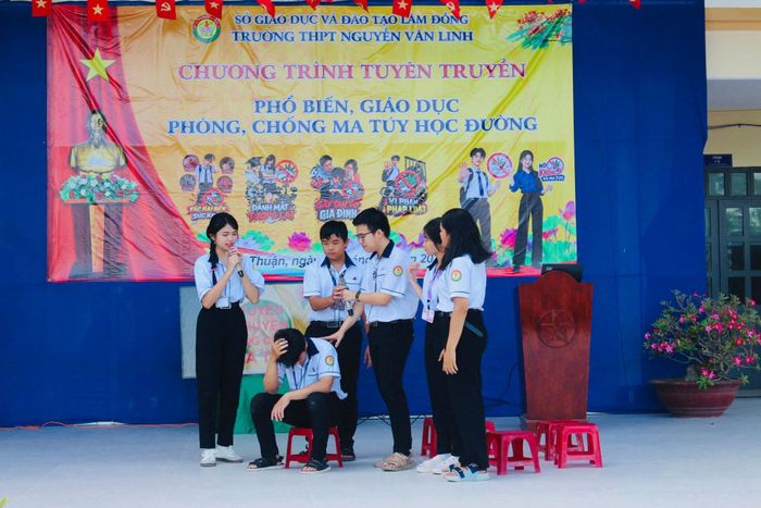 Vở kịch “Cạm bẫy” do học sinh Trường THPT Nguyễn Văn Linh biểu diễn