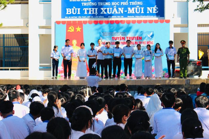 Học sinh được nhận phần thưởng khi trả lời đúng câu hỏi
