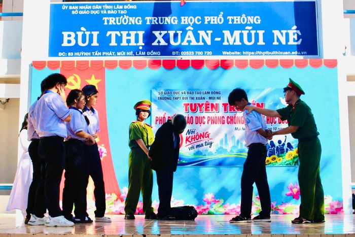 Tiểu phẩm “Ranh giới của sự lựa chọn” do học sinh lớp 11A1 biểu diễn