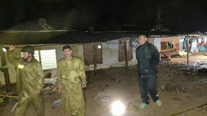 Lực lượng chức năng có mặt tại các hiện trường nhà dân bị đất, đá tràn vào nhà