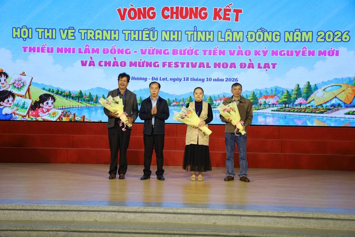 Ban Tổ chức tặng hoa cho Ban Giám khảo hội thi tại cơ sở 1, phường Xuân Hương - Đà Lạt