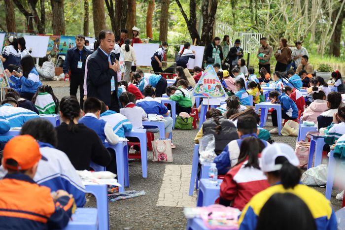 Các thí sinh tranh tài theo 4 bảng, thể hiện chủ đề “Thiếu nhi Lâm Đồng - vững bước tiến vào kỷ nguyên mới”
