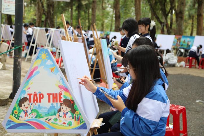 Thiếu nhi Lâm Đồng vẽ tranh tập thể với chủ đề “Chào mừng Festival Hoa Đà Lạt”