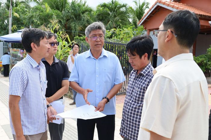 Tỉnh ủy viên, Phó Chủ tịch UBND tỉnh Lâm Đồng Nguyễn Minh (giữa) chỉ đạo khi kiểm tra tiến độ dự án Xử lý nước thải tập trung Khu du lịch quốc gia Mũi Né