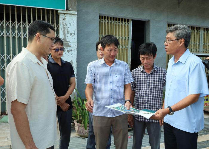 Tỉnh ủy viên, Phó Chủ tịch UBND tỉnh Lâm Đồng Nguyễn Minh (ngoài cùng bên phải) chỉ đạo khi kiểm tra tiến độ dự án Sửa chữa, nâng cấp đường Nguyễn Đình Chiểu, đường Huỳnh Thúc Kháng