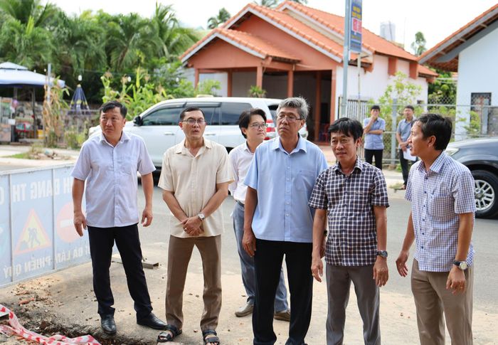 Tỉnh ủy viên, Phó Chủ tịch UBND tỉnh Lâm Đồng Nguyễn Minh (thứ 3 từ phải sang) kiểm tra tiến độ dự án Xử lý nước thải tập trung Khu du lịch quốc gia Mũi Né