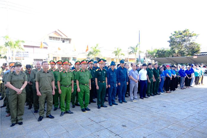 Xã Nam Ban Lâm Hà tổ chức Lễ phát động “Ngày thứ Bảy vì môi trường” và ra quân hưởng ứng chiến dịch “Người người trồng hoa, nhà nhà trồng hoa, cây xanh”